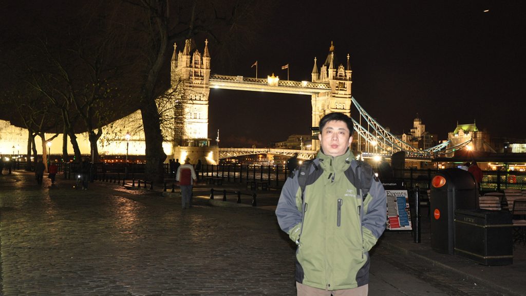 教外语的老爷爷在英国伦敦留影